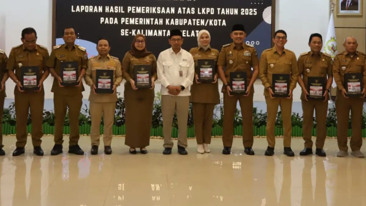 FOTO BERSAMA: Kepala BPK Perwakilan Kalsel Andriyanto menyerahkan LHP LKPD Tahun Anggaran 2025 kepada kepala daerah di Auditorium BPK Kalsel, Banjarbaru, Selasa (26/5/2026).