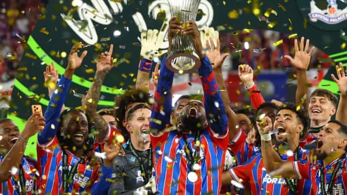 JUARA: Crystal Palace menjuarai Liga Conference Eropa 2025/2026 setelah menundukkan klub Spanyol, Rayo Vallecano, dengan skor tipis 1-0 pada partai final di Leipzig Arena, Kamis (28/5). (X/Conf_League)