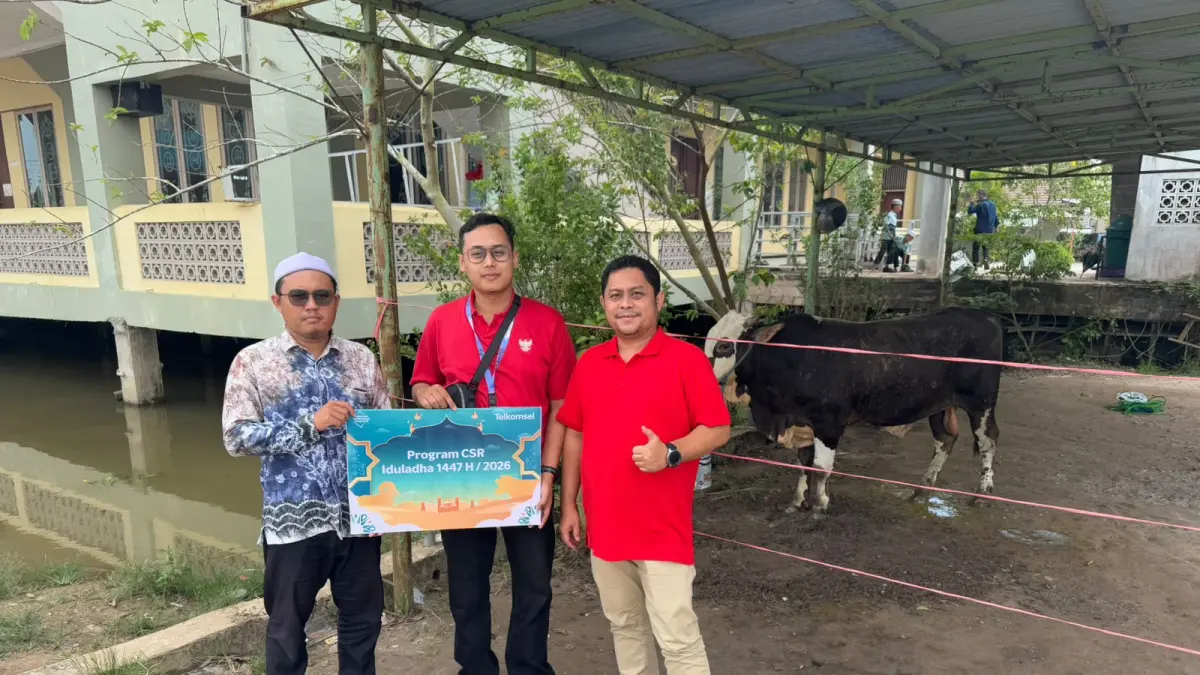MANFAAT: Telkomsel salurkan hewan kurban ke masyarakat.