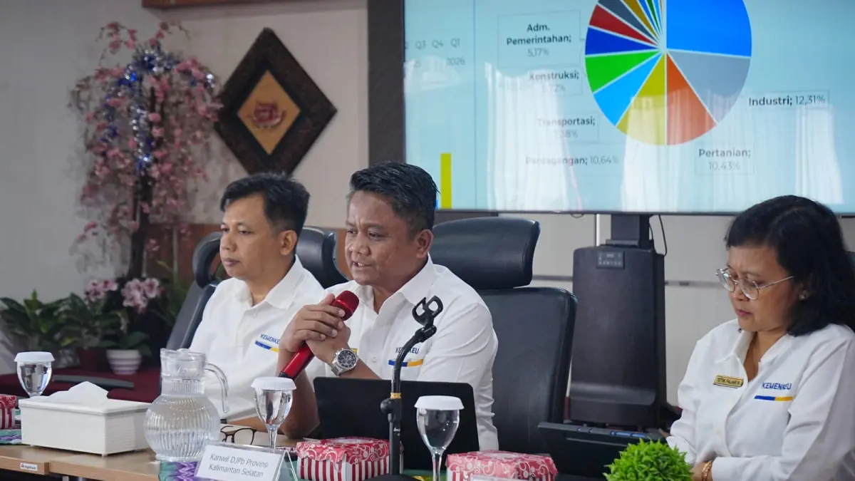 MENJELASKAN: Kepala Kanwil DJPb Kalsel, Catur Ariyanto Widodo kala menjelaskan perkembangan ekonomi Kalsel hingga April 2026 di Aula Kanwil DJPb Kalsel, Senin (25/5/2026).(Foto: Afifah/Kanwil DJPb Kalsel)