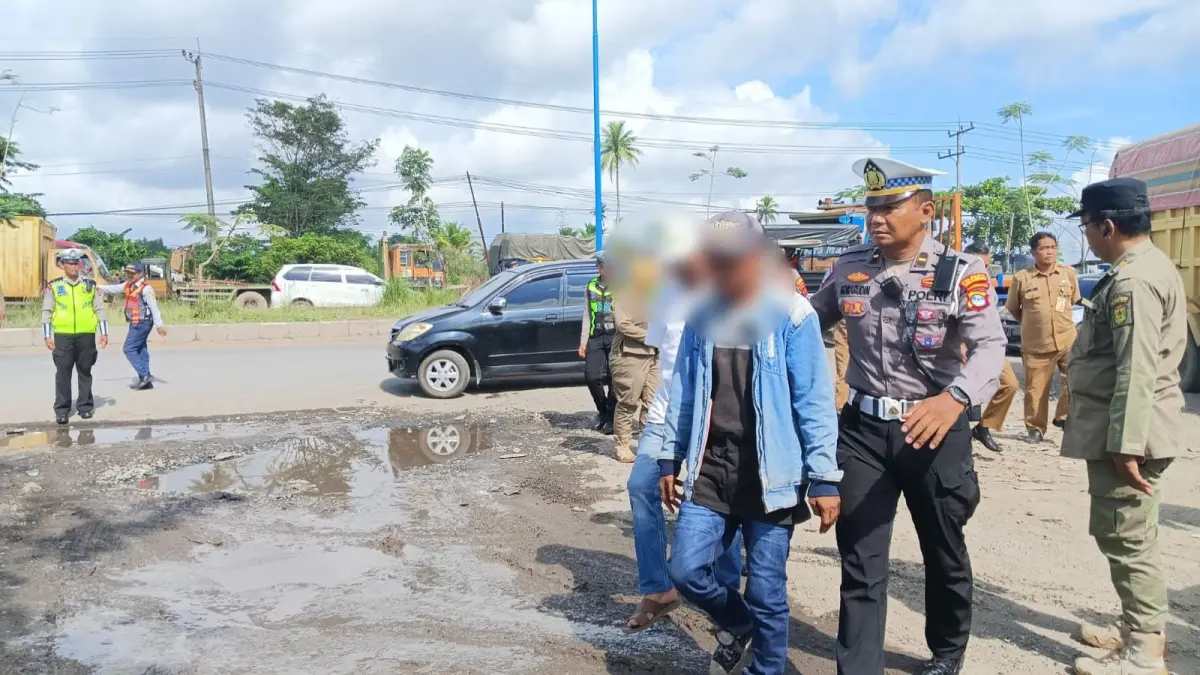 MERESAHKAN: Polisi menangkap empat orang pria diduga preman yang kerap meresahkan sopir truk yang sedang mengisi BBM Subsidi di SPBU Jalan Gubernur Soebardjo Banjarmasin, Kamis (28/5/2026).(Foto: Polresta Banjarmasin) 