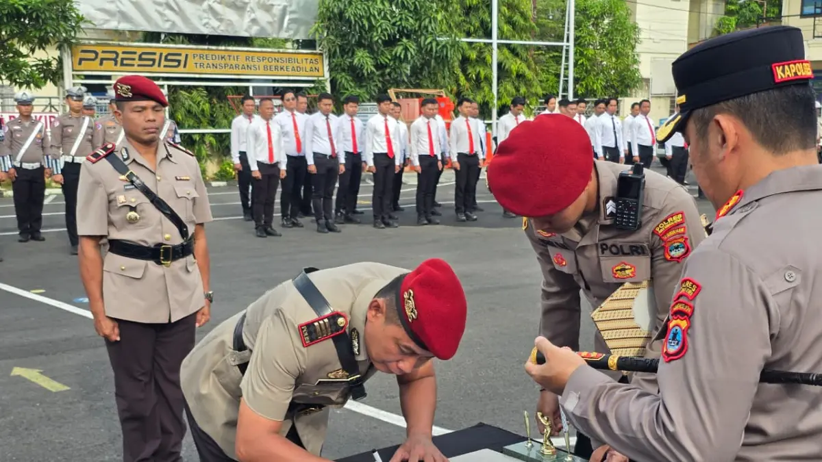 PENYEGARAN: Kapolres HSU AKBP Agus Nuryanto memimpin upacara serah terima jabatan Kasat Reskrim Polres HSU dari AKP Teguh Kuatman kepada Iptu Firdaus Tarigan di halaman Mapolres HSU, Jumat (29/5). (Foto: Polres HSU)
