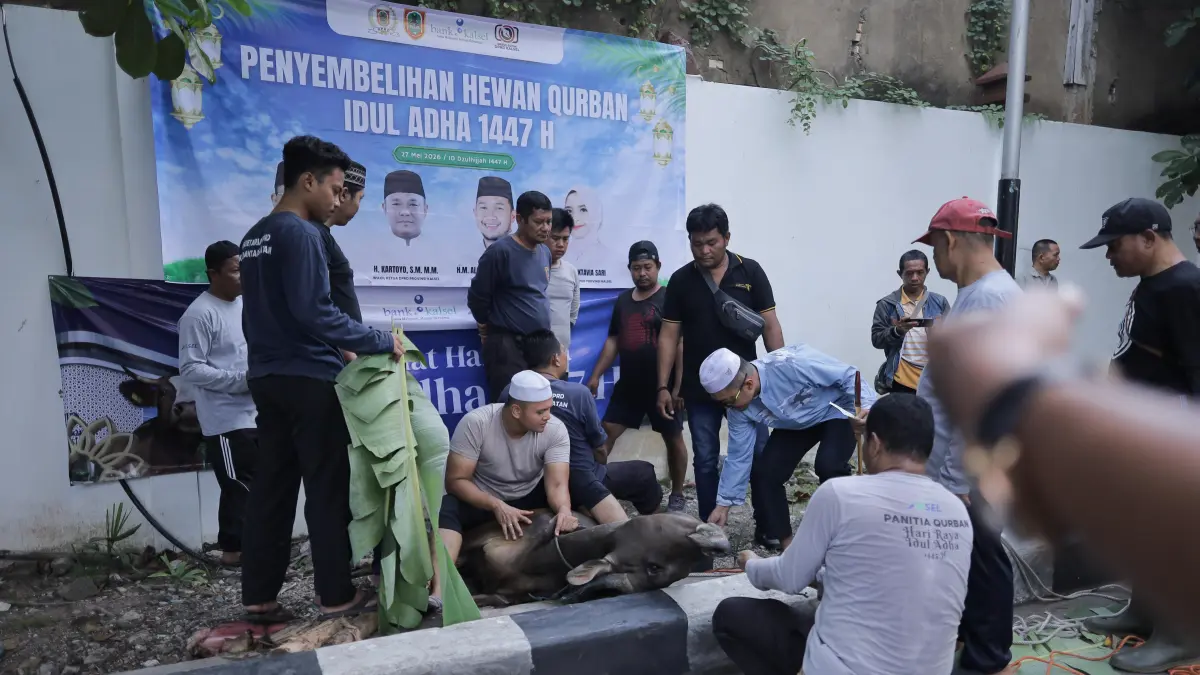 Pressroom DPRD Kalsel bersama Sekretariat DPRD Kalsel dan Bank Kalsel melaksanakan kurban, Rabu (28/5). (Humas DPRD Kalsel)