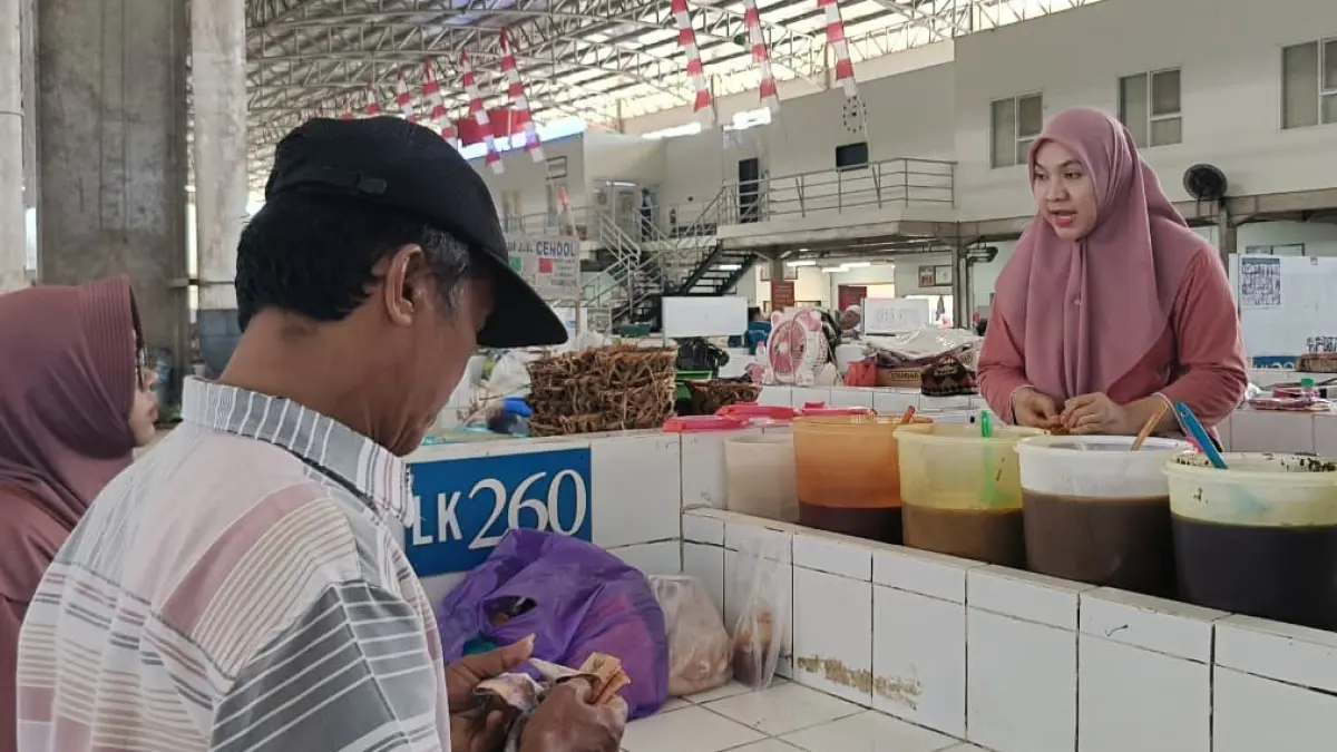 RAMAI: Penjualan bumbu masak instan di Pasar Bauntung Banjarbaru ramai digandrungi pembeli usai Iduladha.
