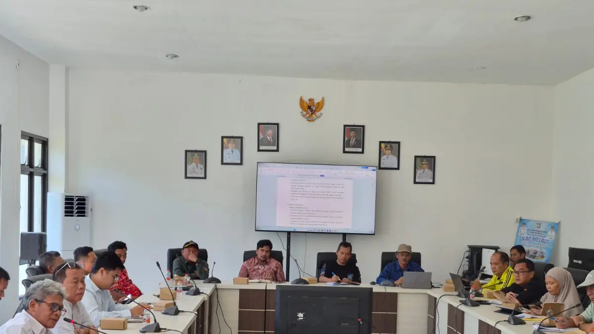REMBUK : Suasana rapat klarifikasi dan verifikasi di DKPP Tala terkait penyelesaian distribusi solar nelayan di Desa Kuala Tambangan. (Foto : Norsalim Yahya/Radar Banjarmasin)