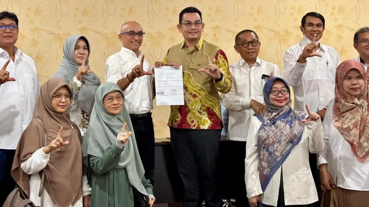 RESMI: Dr Iwan Aflanie menyerahkan berkas pencalonan sebagai bakal calon rektor kepada Ketua Pilrek ULM Prof Dr Irfani.