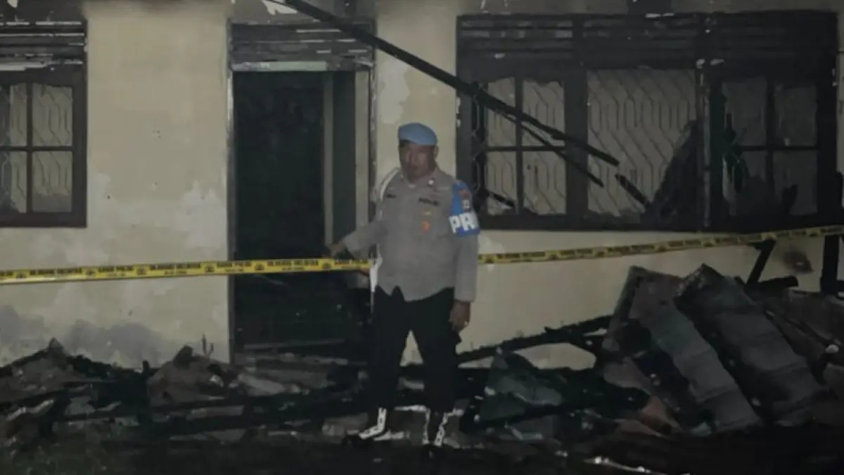 TERBAKAR : Kondisi Pustu Desa Padang Panjang yang terbakar dan kini digaris polisi.

(Foto &nbsp;: Polres Tabalong untuk Radar Banjarmasin)
