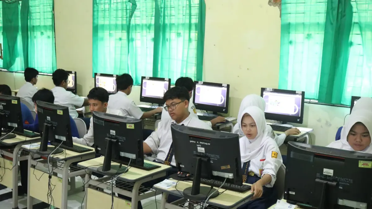 TES: Peserta mengikuti seleksi Cambridge Competition 2026 berbasis komputer di salah satu lokasi ujian di HST. (Foto: Humaidi untuk Radar Banjarmasin)