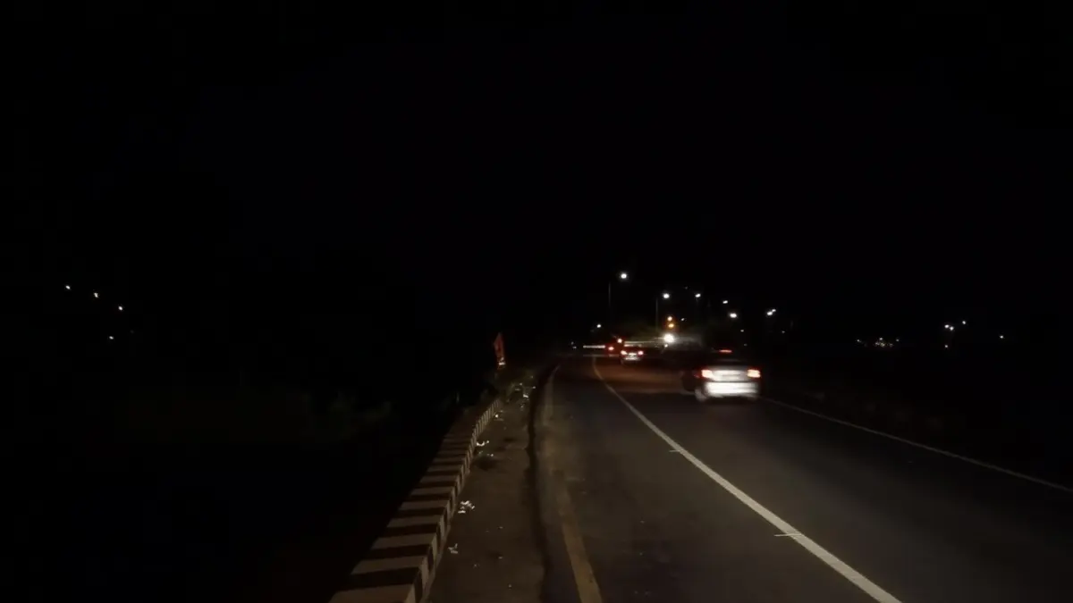 GELAP: Fasilitas Penerangan Jalan Umum (PJU) bertenaga surya (solar cell) di Jalan H. Fakhrudin (Jalan By Pass), Kecamatan Amuntai Utara, Kabupaten Hulu Sungai Utara (HSU) yang rusak dan mengganggu keselamatan pengendara (Akbar/Radar Banjarmasin)
