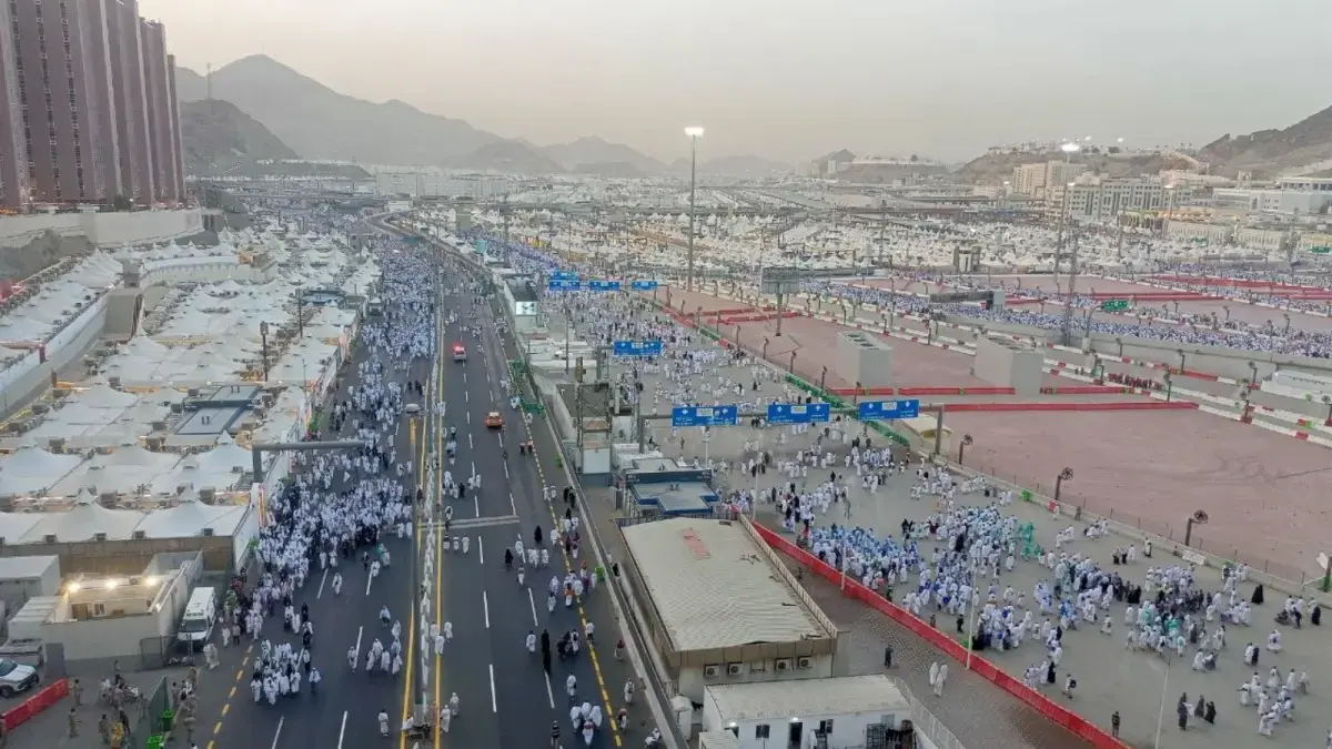 Jemaah haji sedunia memadati jalanan di Mina, Arab Saudi, untuk melontar jumrah Aqabah, Rabu (27/5) waktu Arab Saudi. (Media Centeer Haji 2026)