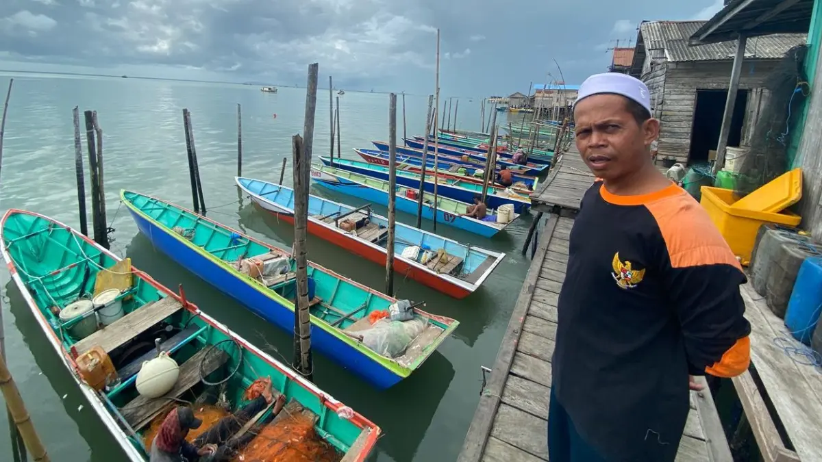 MENGELUH: Hamdani Ketua Insan Kotabaru saat memantau perahu nelayan di Desa Rampa. | Foto: Jumain/ Radar Banjarmasin.