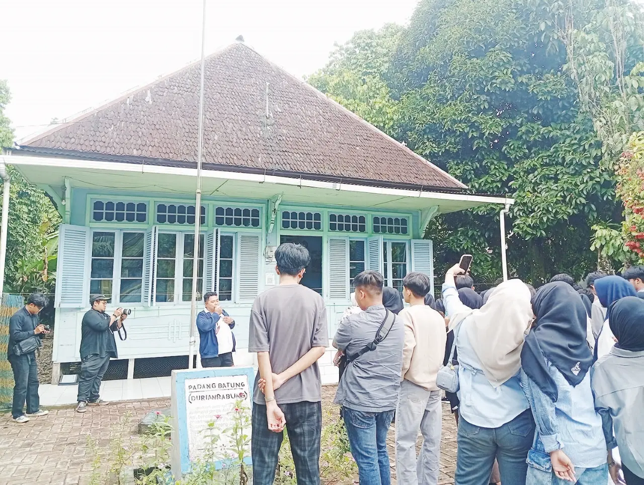 PEDULI SEJARAH: Sekelompok siswa sedang belajar sejarah di Rumah Perjuangan Durian Rabung. (Foto: M. Padil Ihsan/Radar Banjarmasin)