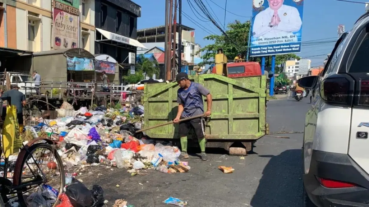 PETUGAS KEBERSIHAN: Pengangkutan sampah di salah satu TPS di Banjarmasin. (Dok. Radar Banjarmasin)