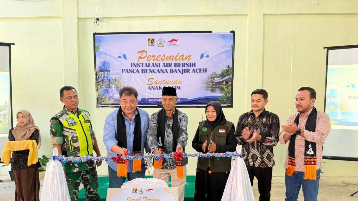 RESMIKAN: Perwakilan PAMA bersama pemerintah daerah melakukan pemotongan pita sebagai tanda diresmikannya instalasi air bersih untuk masyarakat terdampak banjir di Kabupaten Bener Meriah, Aceh.