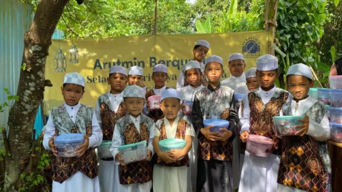 SENANG: Anak-anak Panti Asuhan Sayang Yatim menerima daging hewan kurban yang disalurkan Arutmin sebagai bagian dari kegiatan Arutmin Berkurban 1447 H.