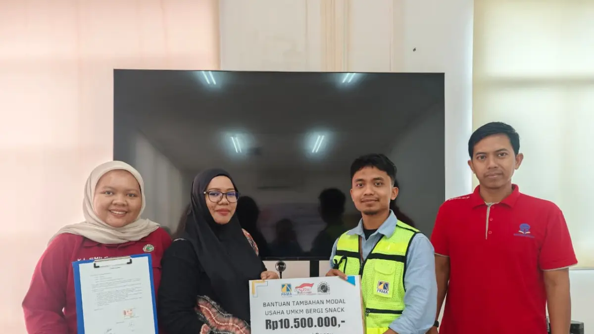 SIMBOLIS: CSR Officer PAMA ARIA menyerahkan bantuan permodalan secara simbolis kepada pelaku UMKM Bergi Snack di Satui Community Center sebagai dukungan pengembangan usaha masyarakat lokal.