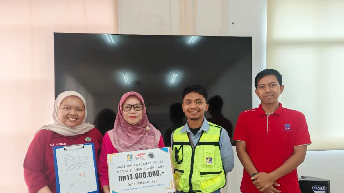 SIMBOLIS: CSR Officer PAMA ARIA menyerahkan bantuan permodalan secara simbolis kepada pelaku UMKM Bergi Snack di Satui Community Center sebagai dukungan pengembangan usaha masyarakat lokal.