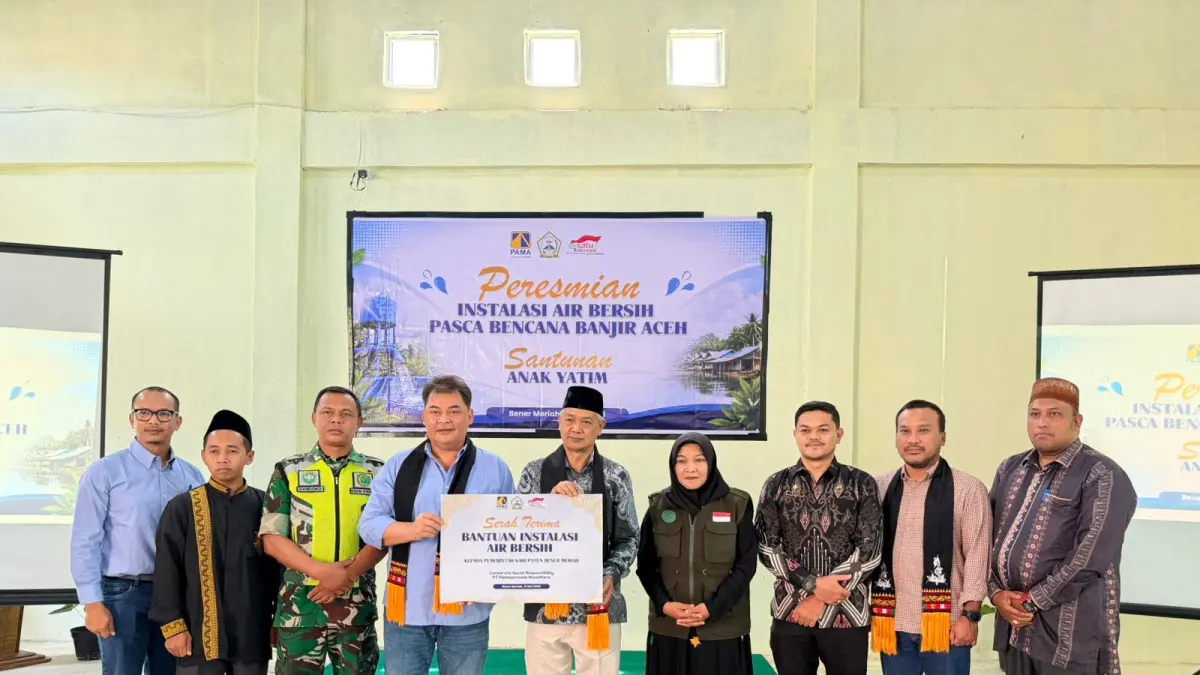 SIMBOLIS: Wakil Bupati Bener Meriah bersama perwakilan PAMA dan Astra Group menyerahkan bantuan instalasi air bersih secara simbolis kepada perwakilan masyarakat terdampak banjir di Desa Reje Kampung, Kecamatan Wih Pesam, Aceh.