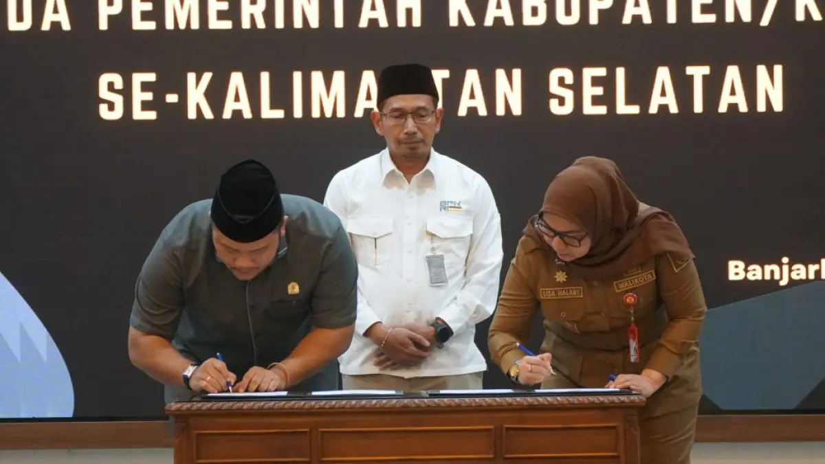 TEKEN: Wali Kota Banjarbaru Hj Erna Lisa Halaby (kanan) saat menandatangani berita acara serah terima LHP atas LKPD TA 2023 dari BPK RI, Selasa (26/5/2026).(Foto: MC Banjarbaru)