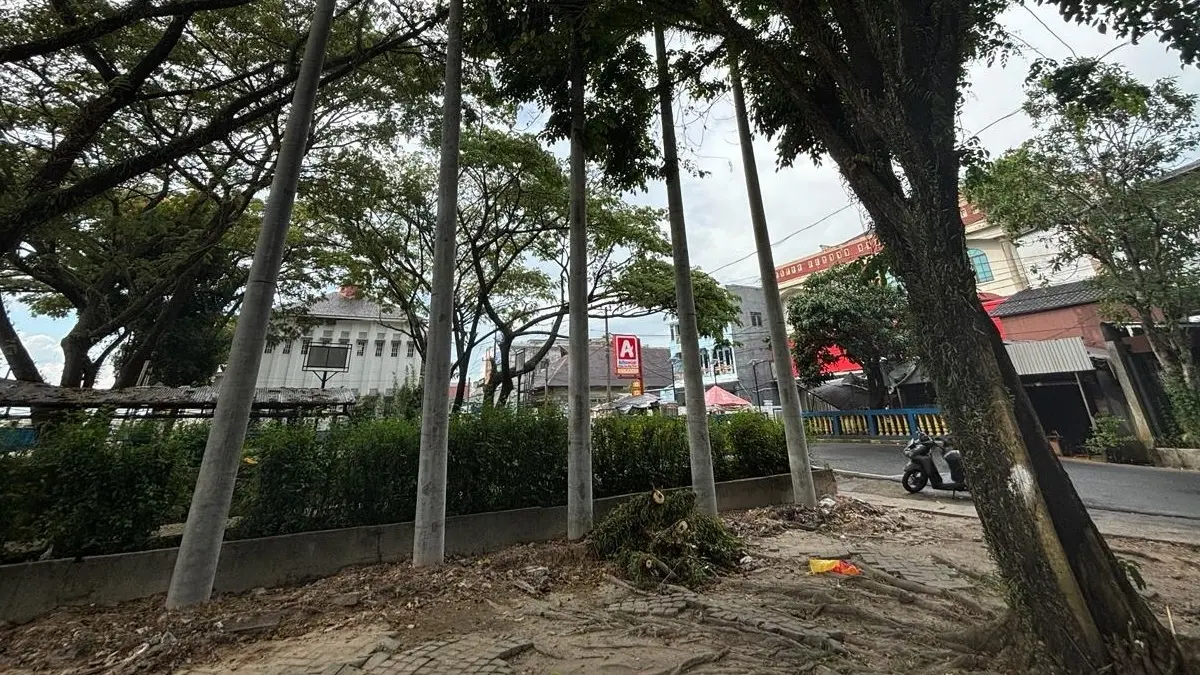 TERLANJUR BERDIRI: Tiang trafo untuk SPKLU yang berada di kawasan Siring Menara Pandang Jalan Piere Tendean rencananya akan dipindahkan ke kawasan Siring Nol Kilometer. (Foto: Zulvan Rahmatan/Radar Banjarmasin)