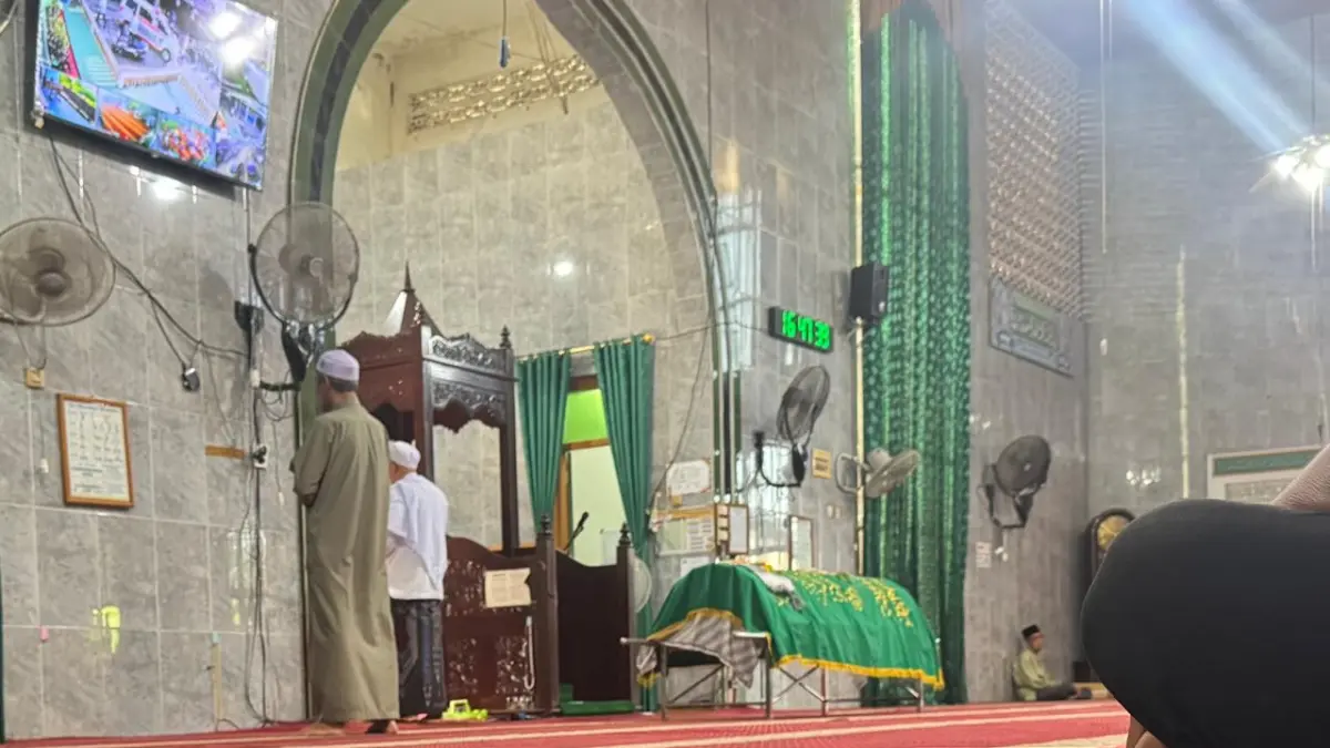 KHIDMAT:Prosesi kifayah almarhum HM Haridi, di Masjid Baitul Mukminin, Desa Sungai Sandung, Kecamatan Sungai Pandan, Ahad (31/5/2026). Ratusan warga dan ASN turut memberikan penghormatan terakhir kepada Kepala Dinas Pertanian HSU tersebut.(Foto: M Akbar/Radar Banjarmasin)