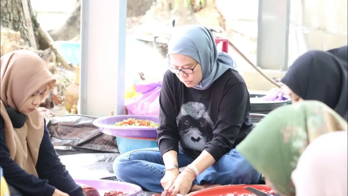BERBAUR: Kepala Dishut Kalsel, Fathimatuzzahra bersama jajarannya melaksanakan pemotongan hewan kurban Hari Raya Idul Adha 1447 Hijriah di Halaman Kantor Dishut Kalsel, Kamis (28/5/2026).(Foto: Dishut Kalsel) 