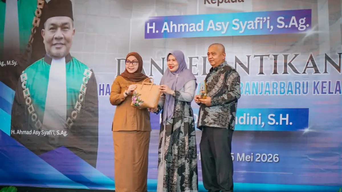 CENDERA MATA: Wali Kota Banjarbaru, Hj Erna Lisa Halaby menyerahkan cendera mata kepada mantan Ketua PA Banjarbaru, Hikmah SAg MSy didampingi suami saat acara pisah sambut di Gedung Bina Satria, Senin (25/5/2026).(Foto:MC Banjarbaru)