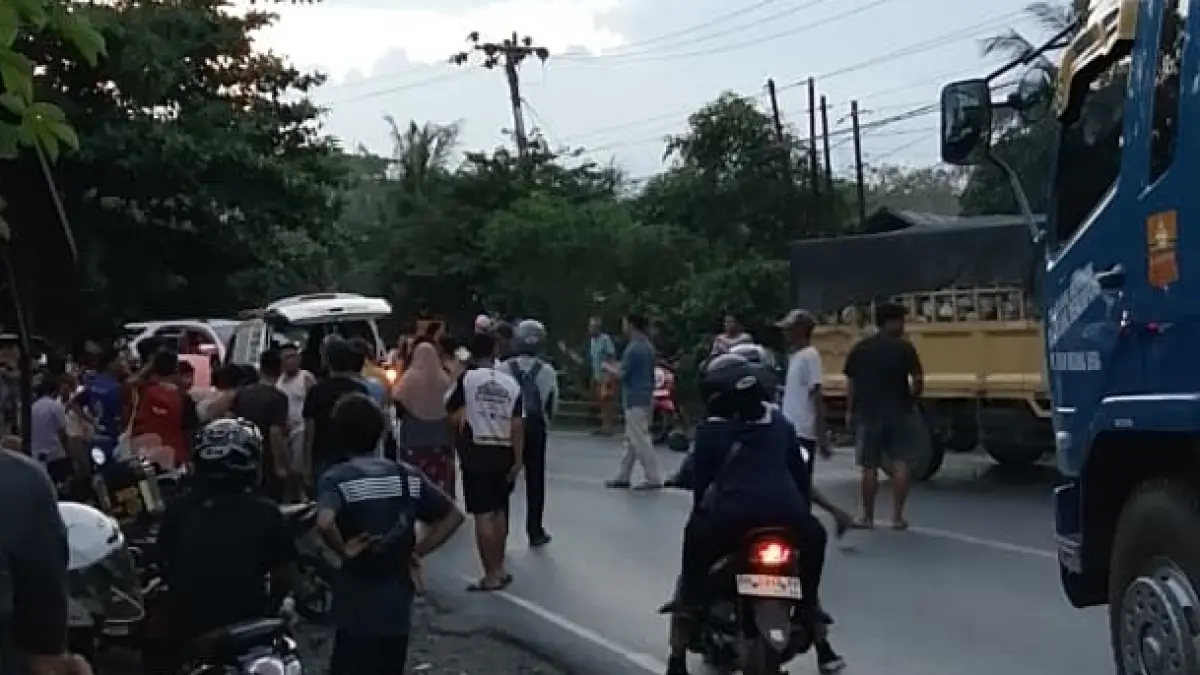 EVAKUASI KORBAN: Relawan emergency bersama petugas melakukan evakuasi korban kecelakaan yang melibatkan satu unit truk dan sepeda motor Honda Revo di Jalan Ahmad Yani. Km 58, Desa Mataraman, Kabupaten Banjar, Minggu (31/5/2026).(Foto:GWA Emergency)