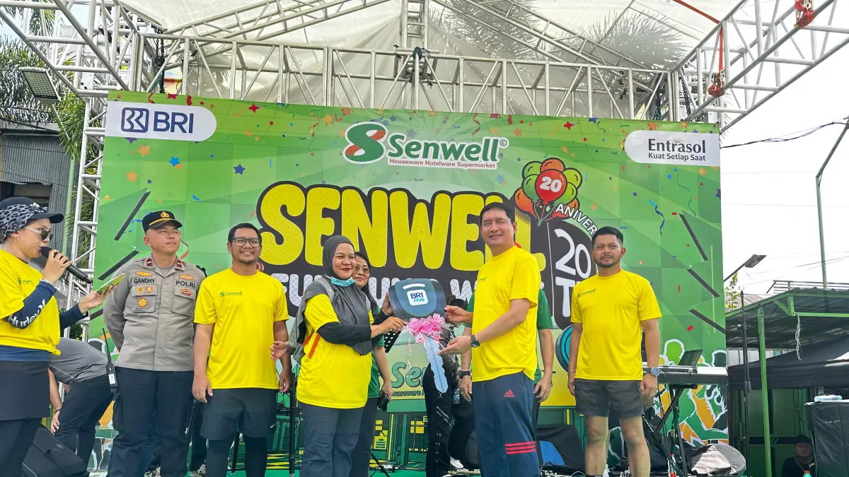 HADIAH UTAMA: Penyerahan doorprize satu unit motor kepada peserta Fun Run & Walk yang beruntung di Senwel Banjar, Minggu (31/5/2026).
