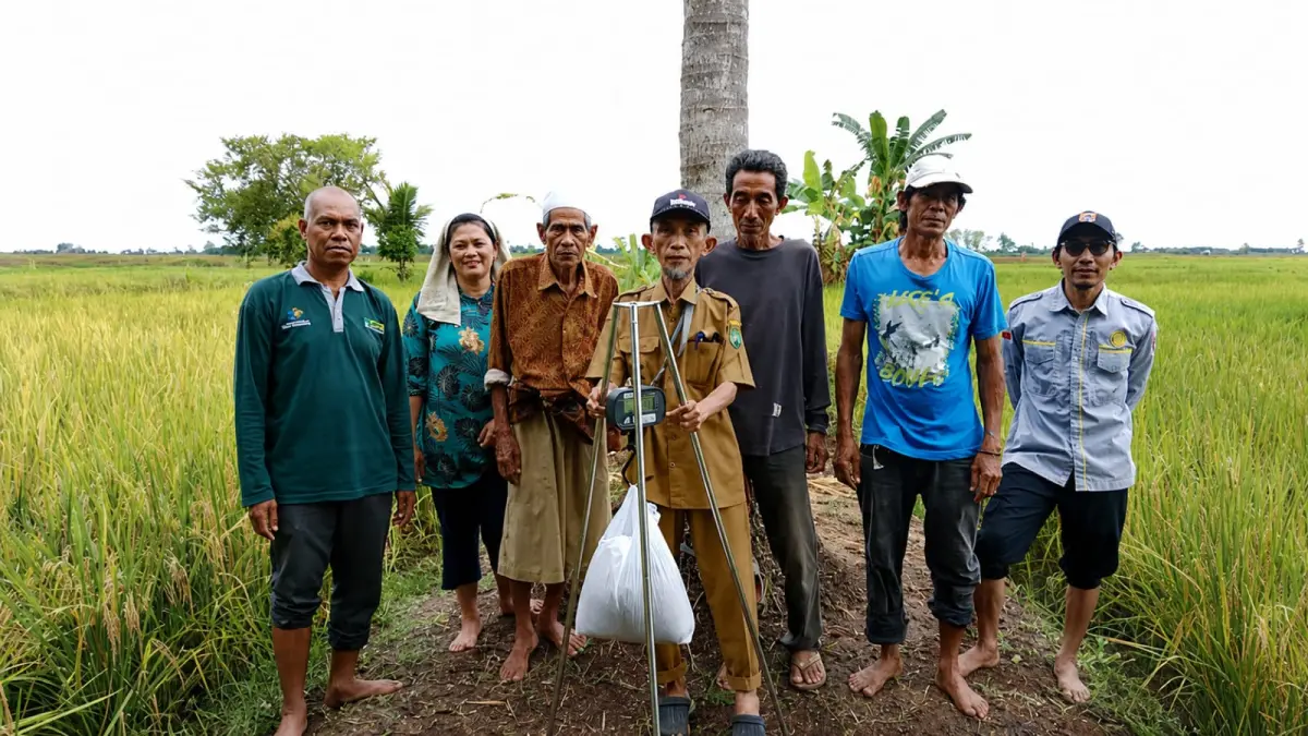 KENANGAN: Almarhum Abu Yazid Bustami (tengah depan) saat bertugas sebagai Penyuluh Pertanian Lapangan (PPL) di wilayah Kecamatan Sungai Tabukan Kabupaten HSU. (Foto: Koleksi PPL HSU)&nbsp;