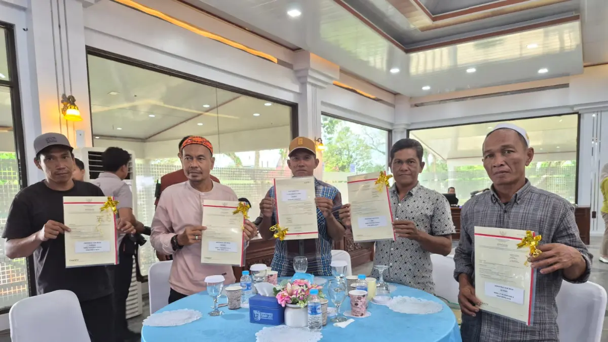 KEPASTIAN : Perwakilan warga Desa Benua Raya, Kecamatan Bati-Bati saat menunjukkan sertifikat hak atas tanah yang mereka terima dari ATR/BPN. (Foto : Norsalim Yahya/Radar Banjarmasin).