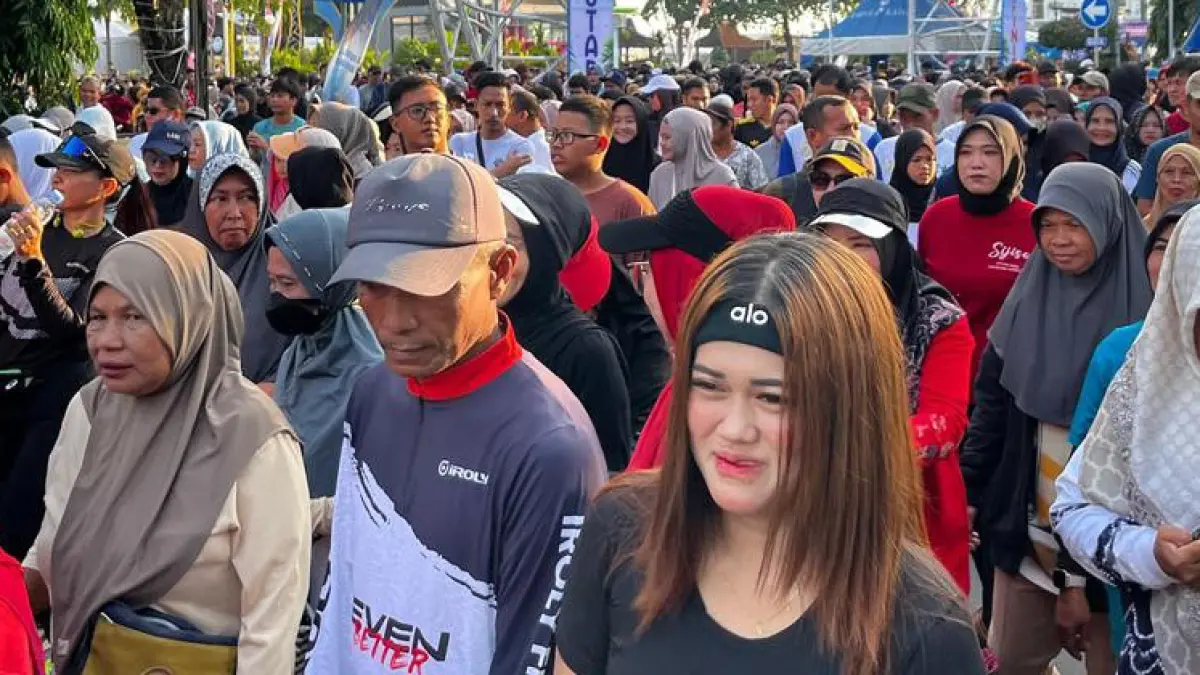 MERIAH: Ribuan masyarakat padati jalan raya pusat kota dalam acara Fun Walk Harjad Kotabaru.