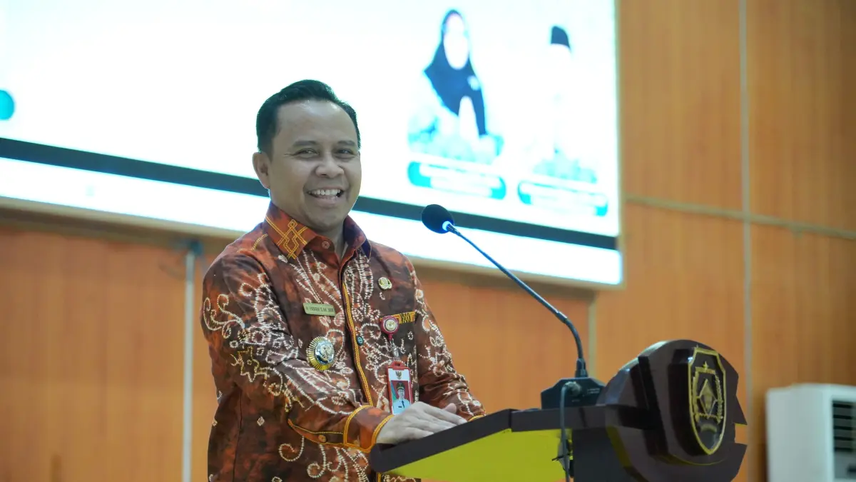 PASTIKAN: Bupati Tapin H Yamani memastikan tidak ada pemutusan hubungan kerja terhadap tenaga honorer.
Foto Rasidi Fadli&nbsp;