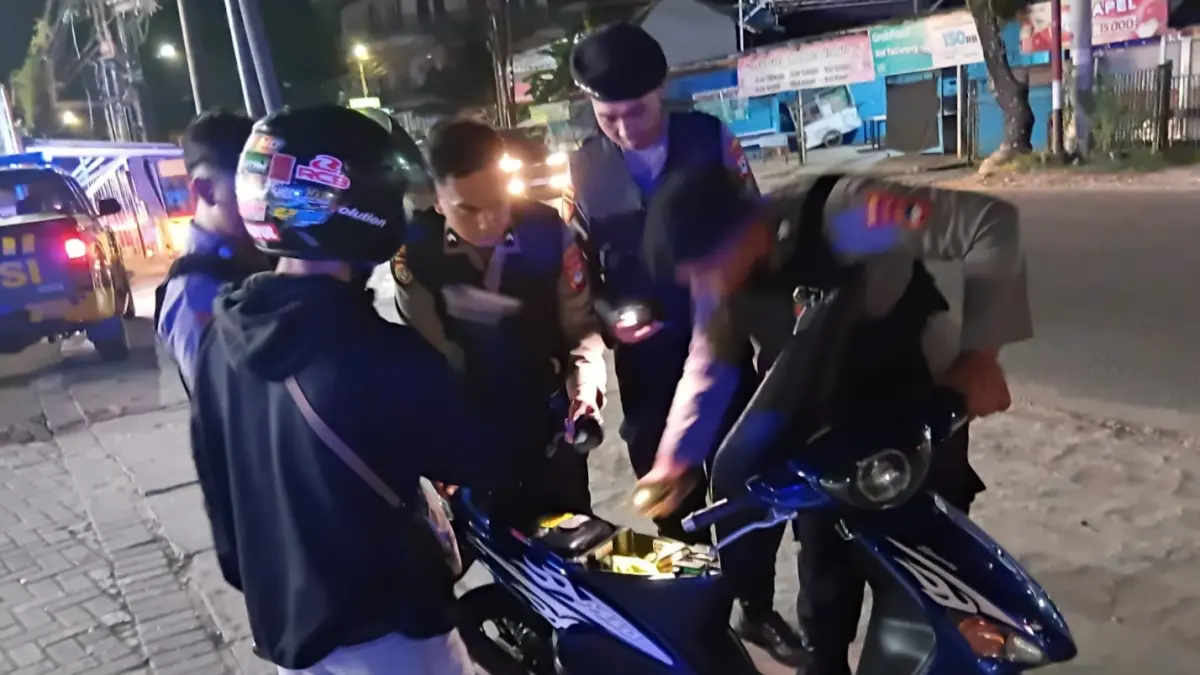 PATROLI MALAM – Personel Polresta Banjarmasin bersama URC Macan Resta melakukan patroli di sejumlah titik rawan gangguan kamtibmas hingga menjelang subuh.//HUMAS POLRESTA