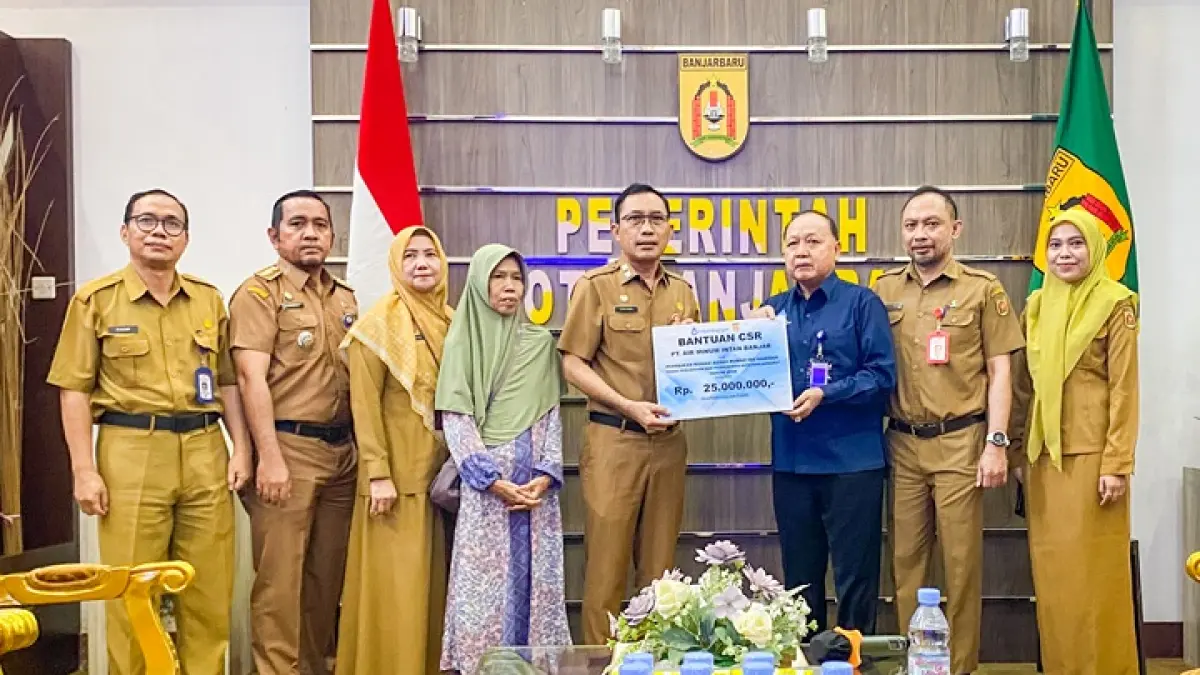 PENGENTASAN KEMISKINAN: Penyerahan bantuan CSR untuk bedah rumah oleh Direktur Utama PTAM Intan Banjar, Syaiful Anwar kepada Sekretaris Daerah (Sekda) Kota Banjarbaru, Sirajoni.(Foto:MC Banjarbaru)