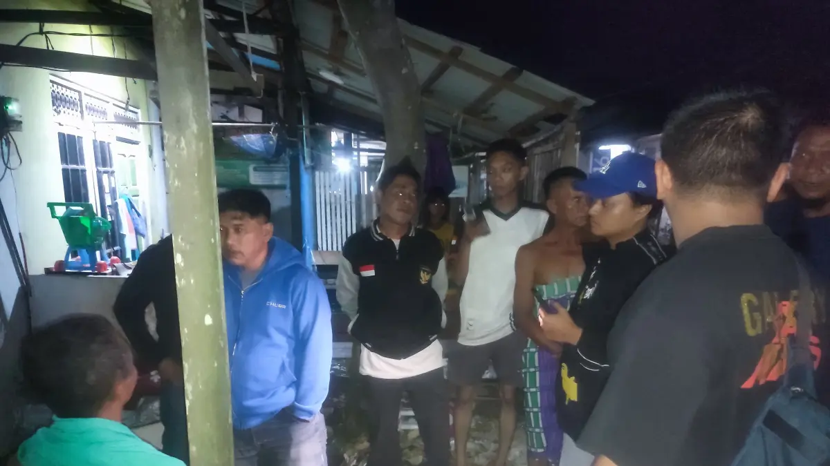 TINDAK LANJUT:Kanit Reskrim Polsek Banjarmasin Utara Ipda Hafiz Satria Arianda bersama personelnya menggali keterangan saksi-saksi.//Polsek Utara untuk Radar