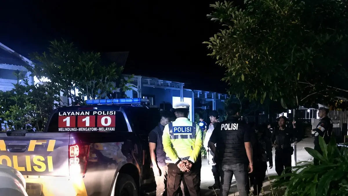WASPADA: Aparat kepolisian berjaga usai kemunculan pria misterius bertopi, Sabtu (30/5/2026) malam. (HB untuk Radar Banjarmasin)