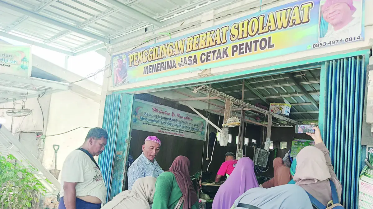 DISERBU: Warga antre di penggilingan daging di Pasar Bauntung Banjarbaru, Minggu (31/5).
(Foto: Sheilla Farazela/Radar Banjarmasin)