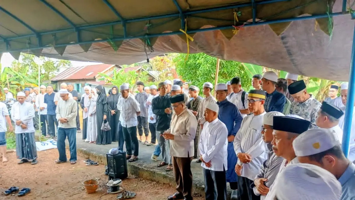 HARU: Bupati HSU, H Sahrujani mengantarkan jenazah Kepala Dinas Pertanian HSU, HM Haridi menuju tempat peristirahatan terakhir di Kecamatan Sungai Pandan, Minggu (31/5/2026).(Foto: M Akbar/Radar Banjarmasin)&nbsp;