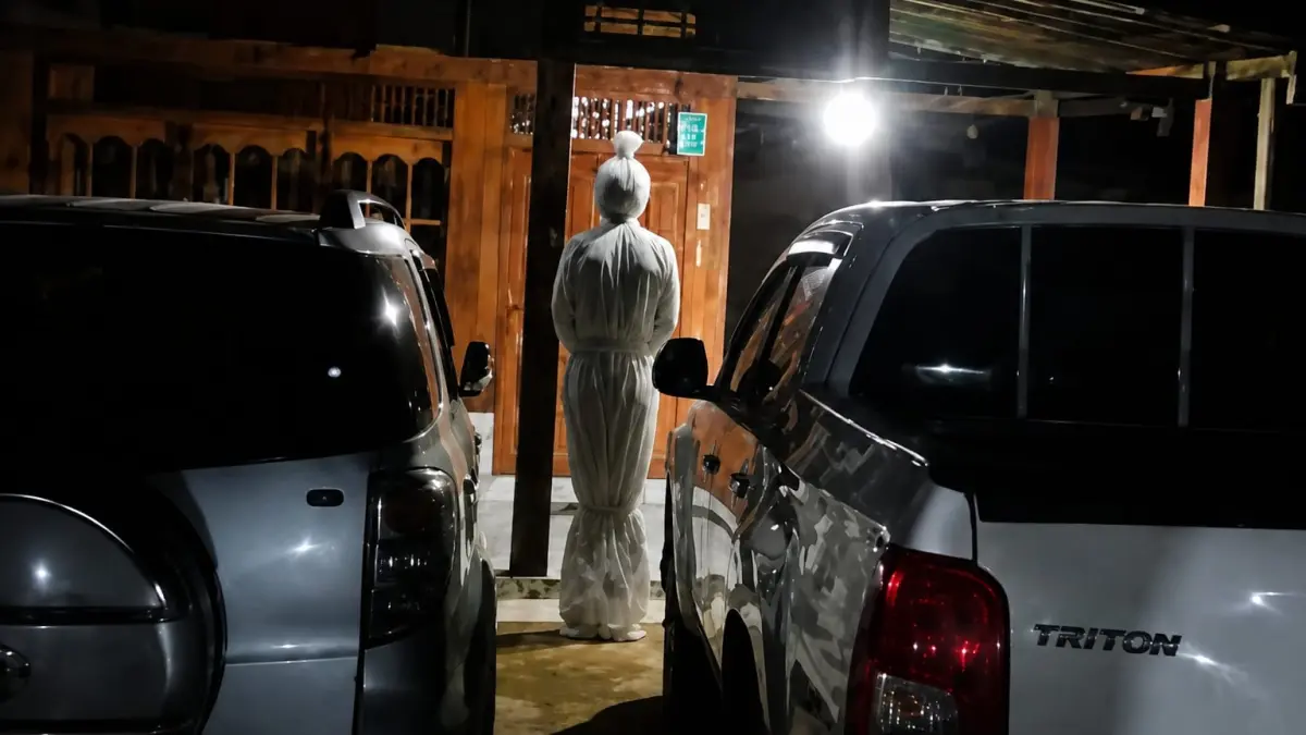 HOAKS: Foto yang beredar memperlihatkan sosok menyerupai pocong di Kecamatan Teluk Kepayang, Kabupaten Tanah Bumbu. Setelah dilakukan penelusuran, informasi tersebut dipastikan tidak benar.