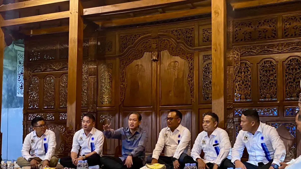 NGOBROL:Wamenko Pangan, Hanif Faisol Nurofiq berdiskusi mengenai ketahanan pangan bersama para kader PAN Kabupaten Kotabaru di Pendopo DPD PAN Kotabaru, Minggu (31/5/2026) malam.(Foto:Jumain/Radar Banjarmasin) &nbsp;