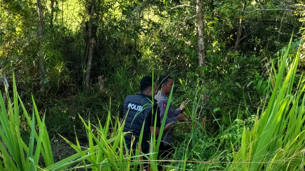 OLAH TKP: Petugas Kepolisian bersama Relawan Emergency memeriksa lokasi penemuan jenazah pria yang tergantung di kawasan hutan semak Desa Penggalaman, Kecamatan Martapura Barat, Kabupaten Banjar, Minggu (31/5/2026).(Foto : GWA Emergency)&nbsp;