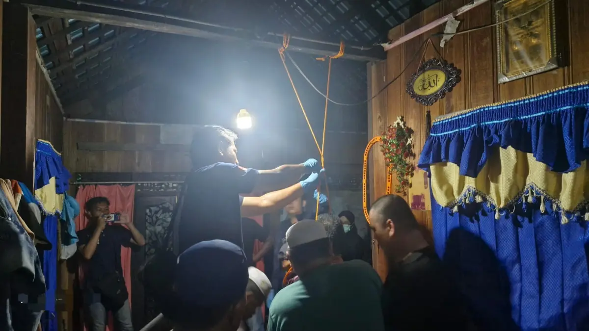 OLAH TKP: Polisi bersama tim identifikasi melakukan olah TKP di rumah korban di Desa Sungai Luang Hilir, Kecamatan Babirik, Senin (1/6). (Foto: Polres HSU) 

