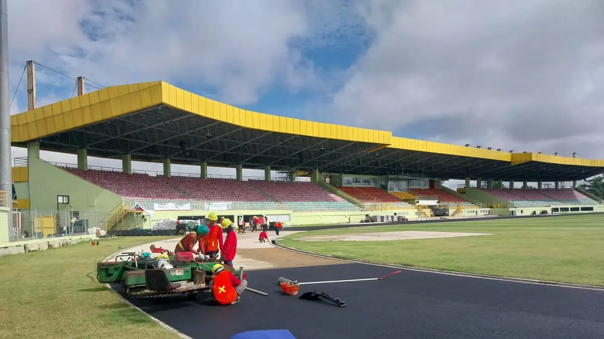 PEMASANGAN: Proses pemasangan kursi baru dan pembangunan lintasan atletik di Stadion 17 Mei Banjarmasin. (Dok PUPR Kalsel)&nbsp;