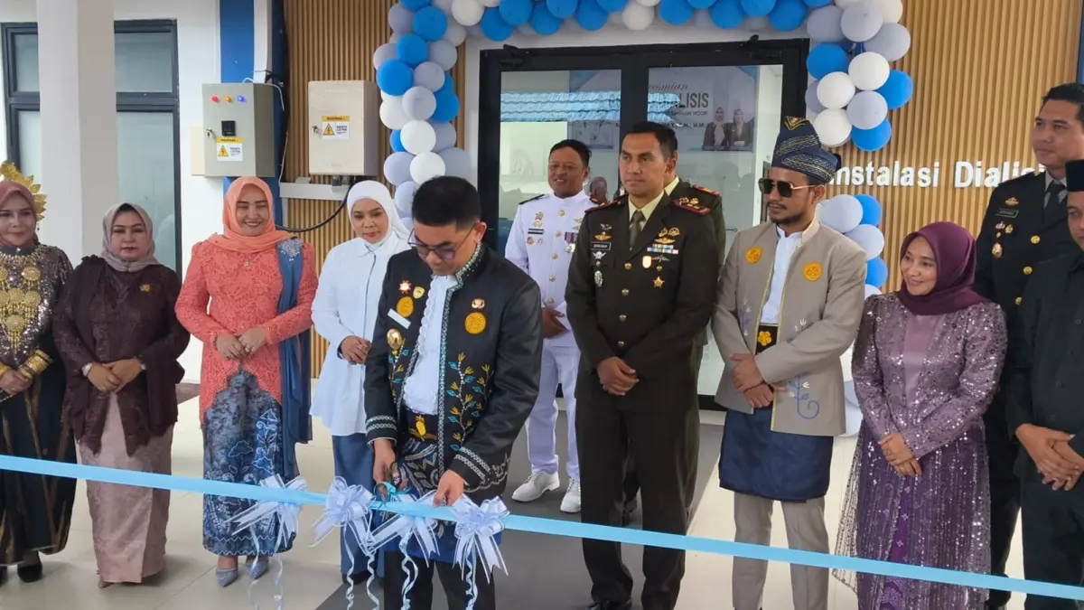 PERESMIAN: Bupati Tanah Bumbu Andi Rudi Latif menggunting pita saat meresmikan Gedung Dialisis RSUD dr. H. Andi Abdurrahman Noor di Batulicin, Senin (1/6/2026). (Foto: Zulqarnain/Radar Banjarmasin)