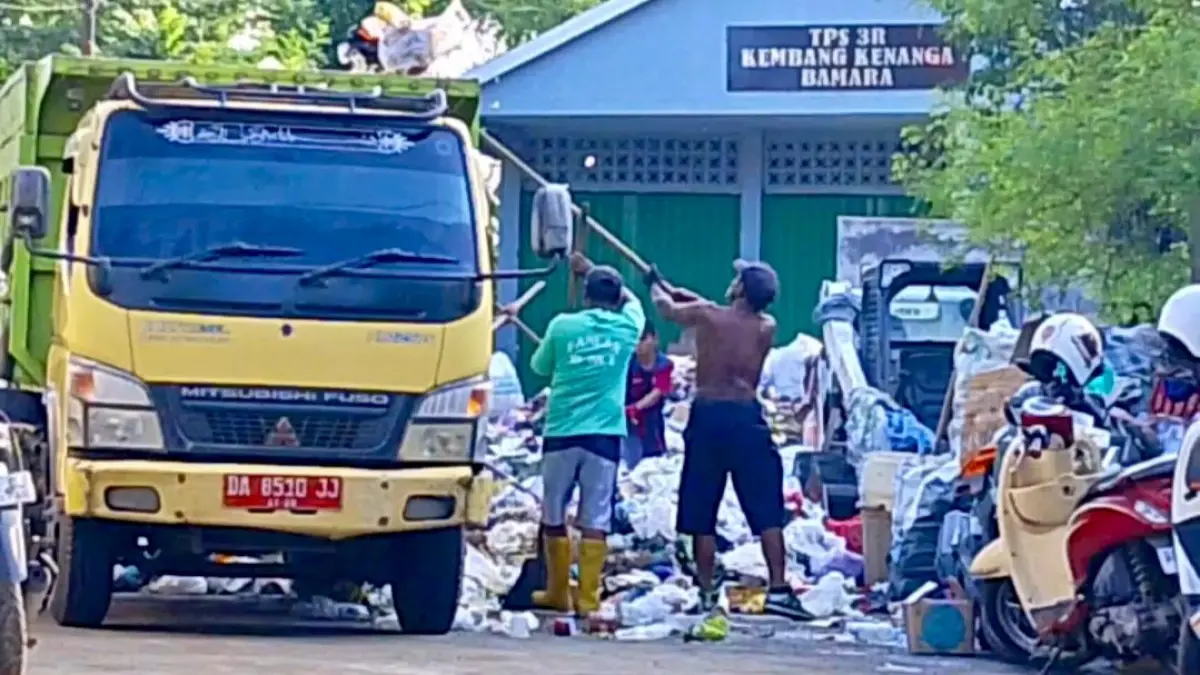 Petugas sedang mengangkut sampah dari TPS. Pemko Banjarmasin berencana menaikkan tarif retribusi sampah. (Endang Syarifuddin/Radar Banjarmasin)