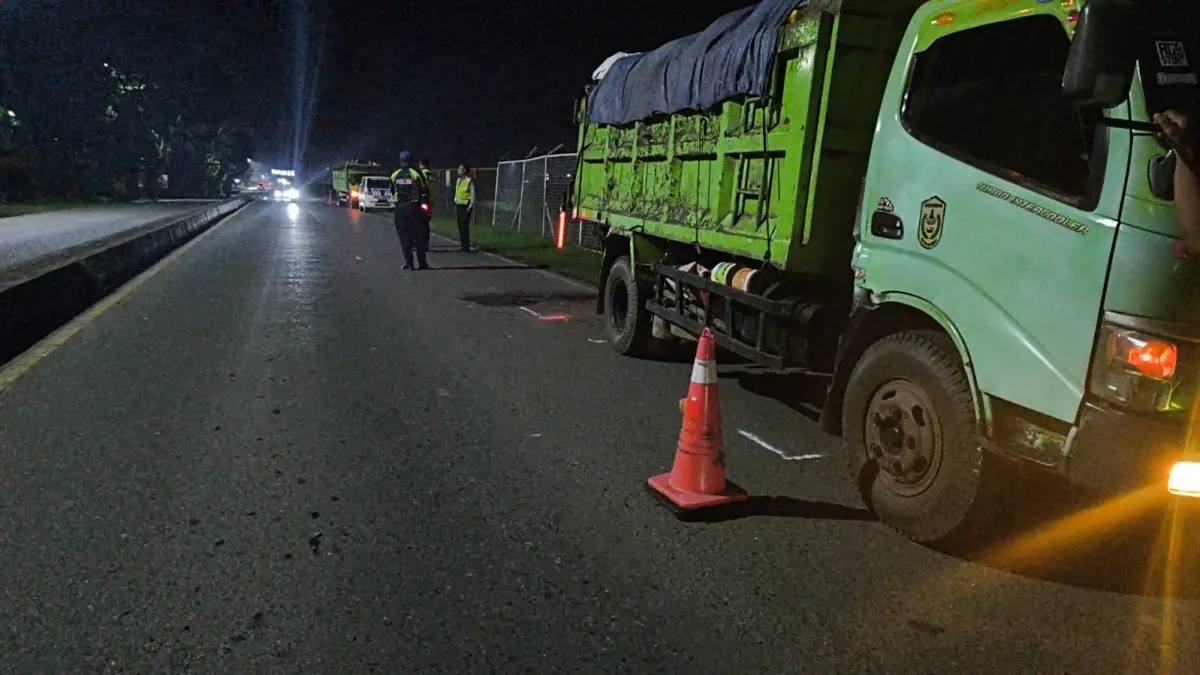 Pihak satlantas polres Banjarbaru saat olah TKP kejadian laka lantas di A. Yani Banjarbaru (Polres Banjarbaru)