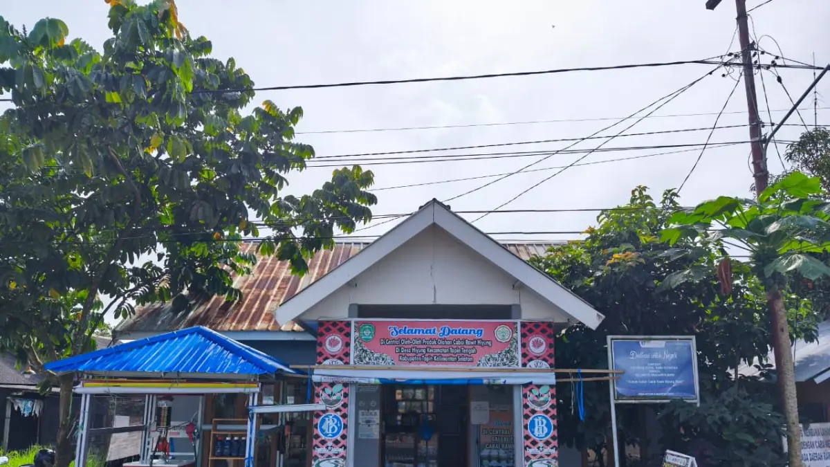 Pusat oleh-oleh cabai Hiyung, memamerkan produk olahan cabai.&nbsp;(Junaidi)
