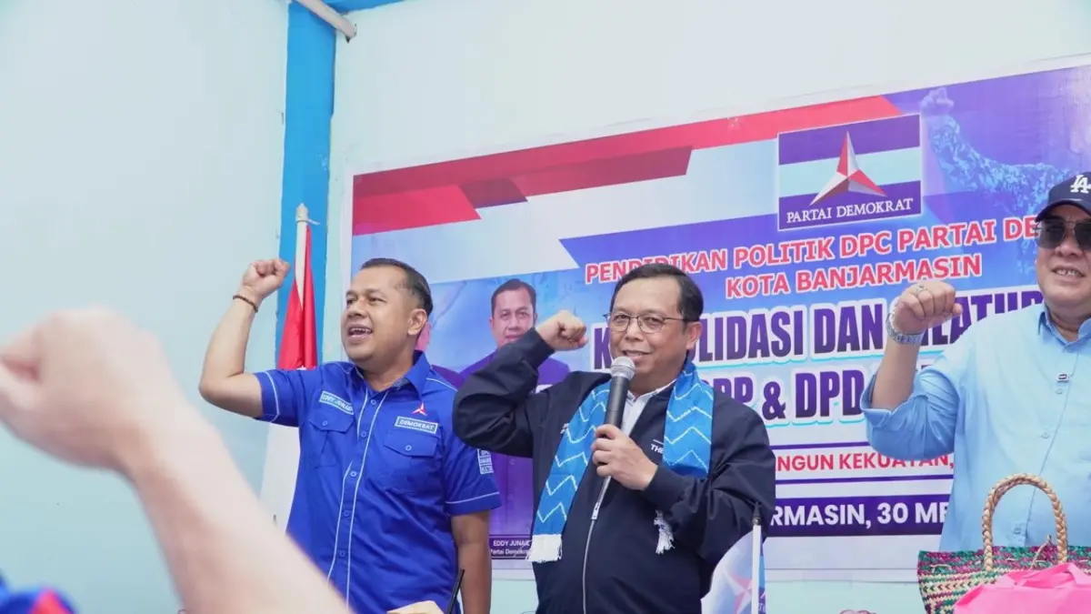 SEMANGAT: Sekretairs Jenderal DPP Partai Demokrat Herman Khaeron saat silaturahmi dan konsolidasi bersama pengurus serta kader DPC Partai Demokrat Banjarmasin, Minggu (31/5).(Foto: Endang Syarifuddin/Radar Banjarmasin)
