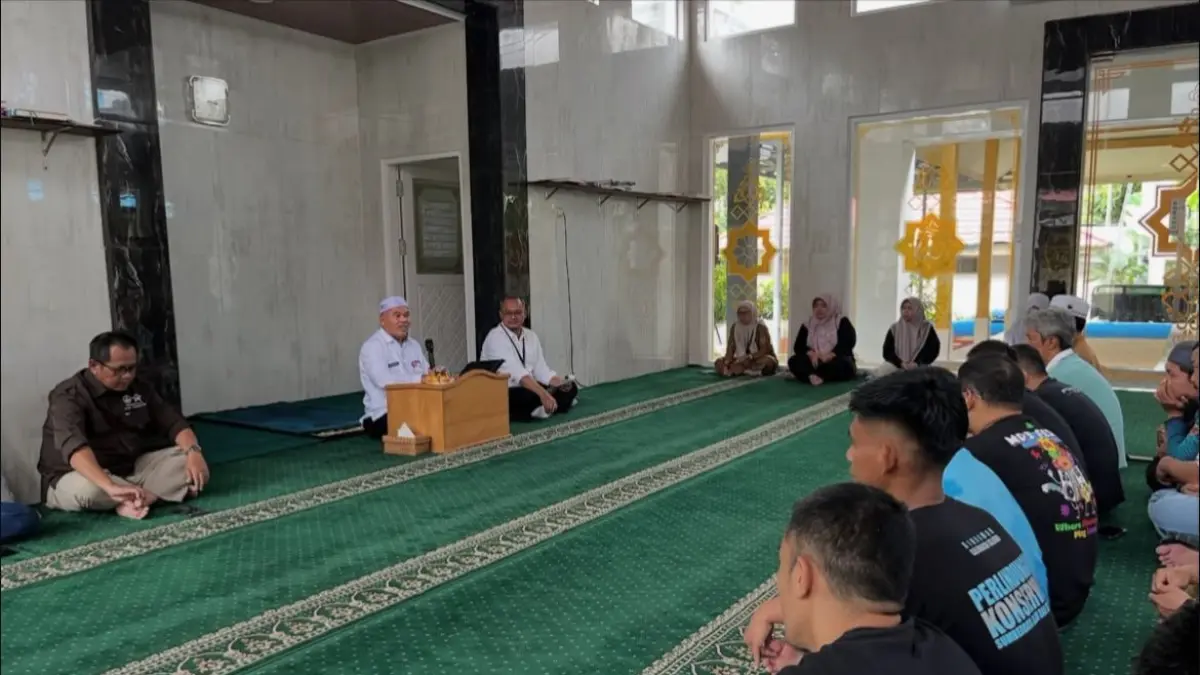 TAUSIAH: Tenaga Ahli Gubernur (TAG) Kalsel Bidang Keagamaan, KH memberikan ceramah kepada jajaran Dishut Kalsel. 